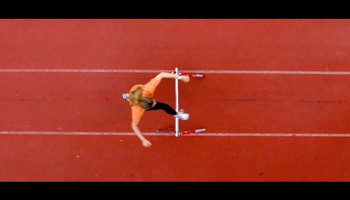 Läuferin die gerade über eine Hürde springt | © © Girls Go Movie / Ella Knorz